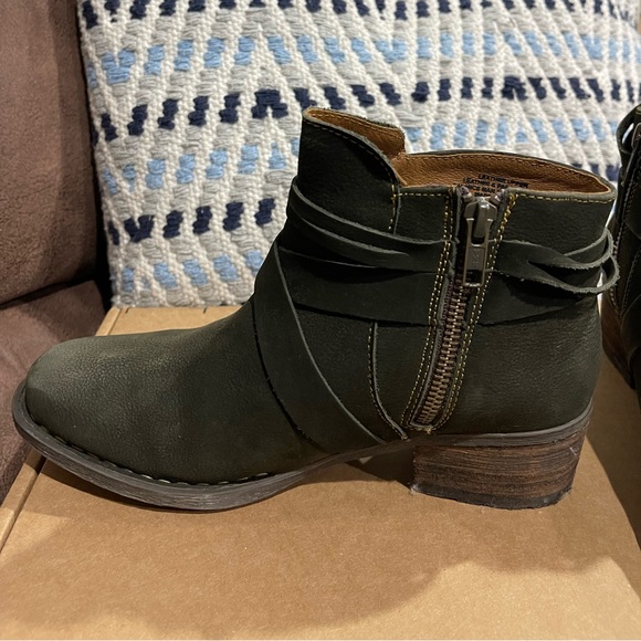 New Born leather dark olive leather booties sz 7 m $120 - Picture 3 of 6